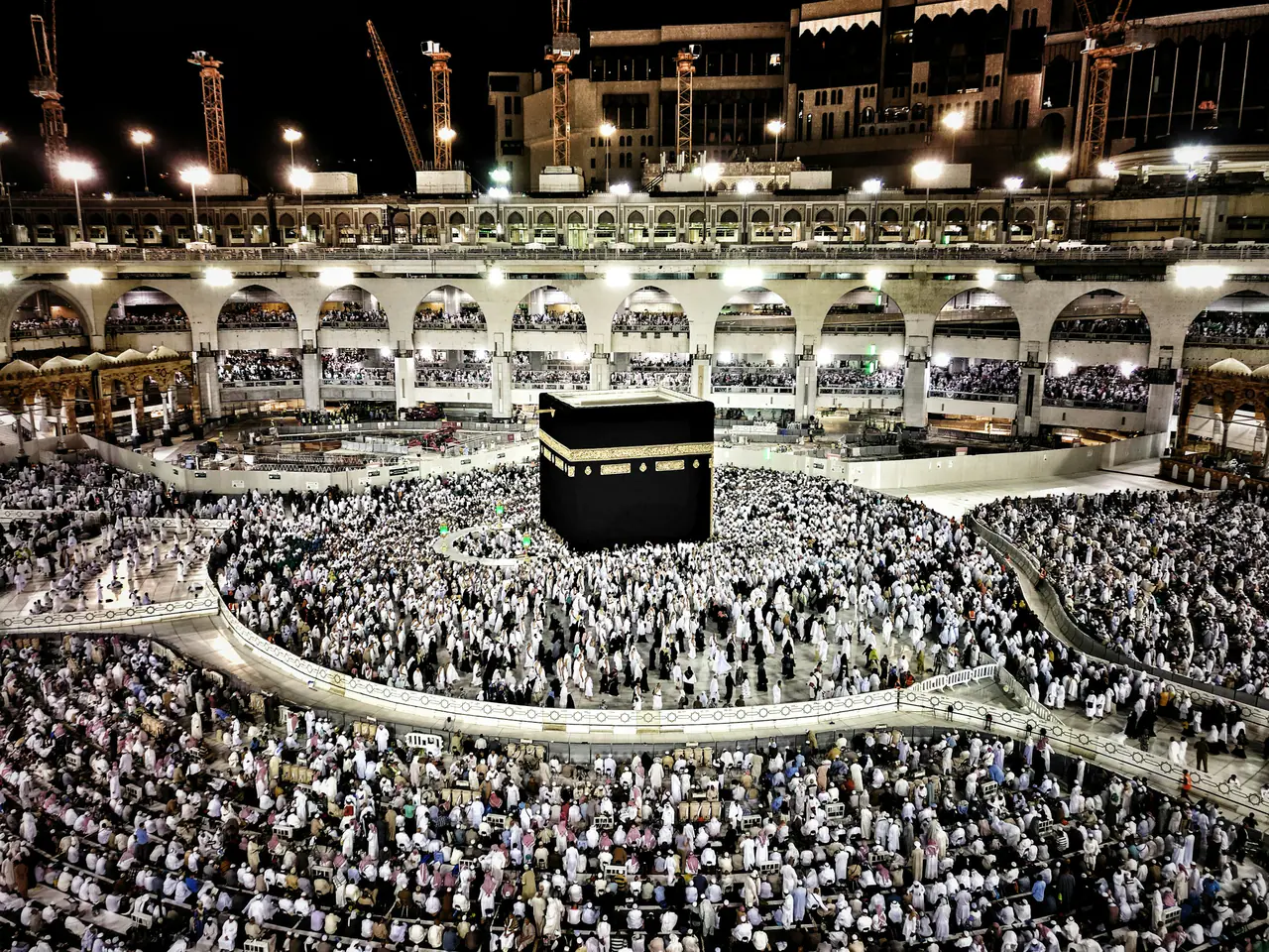 المسجد الحرام ليلاً والأضواء تملأ الصحن